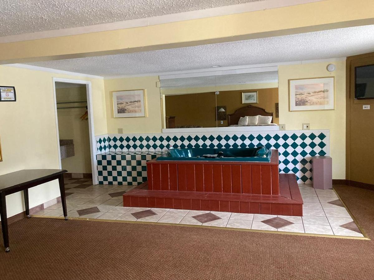Rodeway Inn & Suites Saginaw Buitenkant foto
