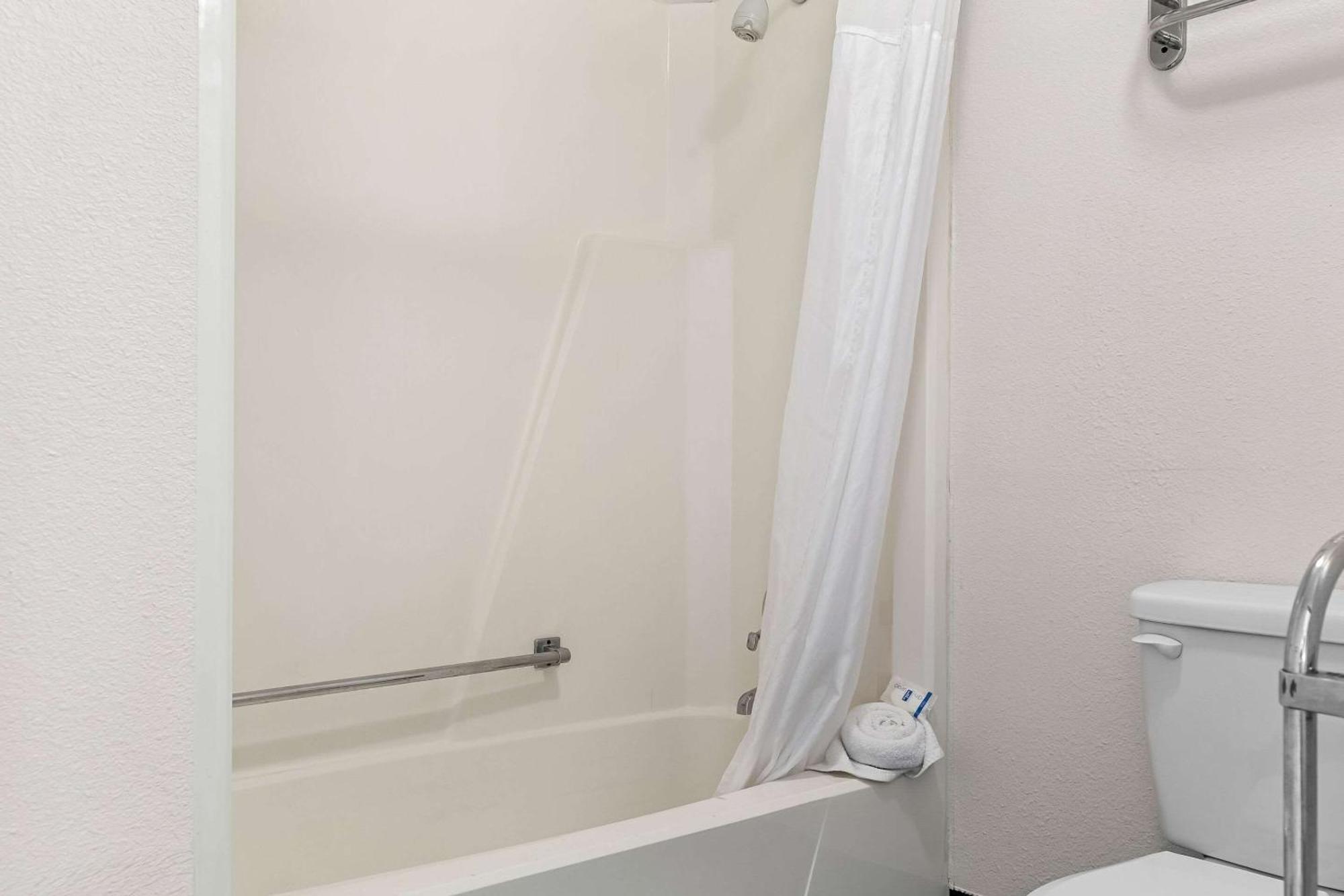 Rodeway Inn & Suites Saginaw Buitenkant foto